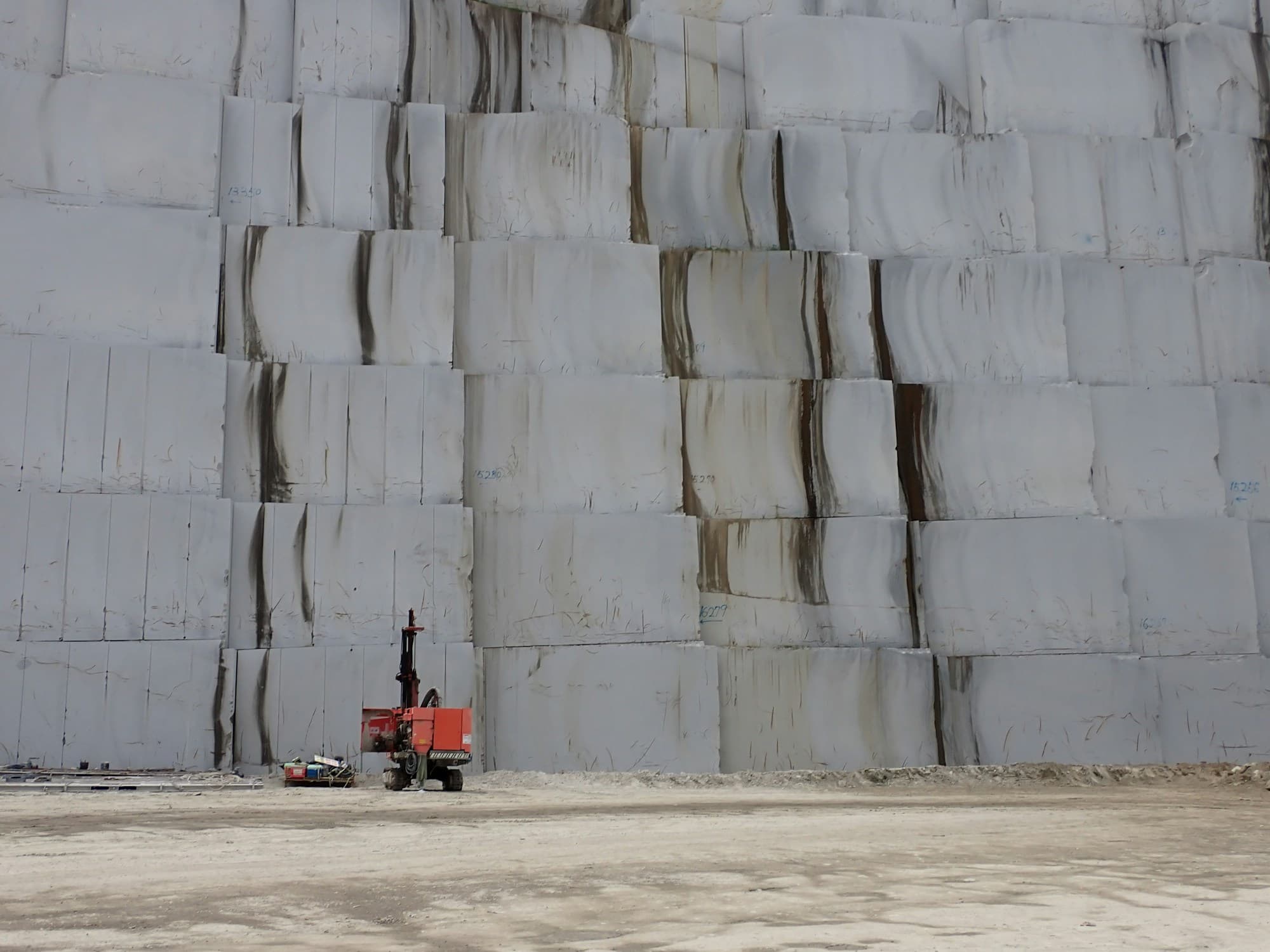 High bench of white marble with a separated block ready to tip